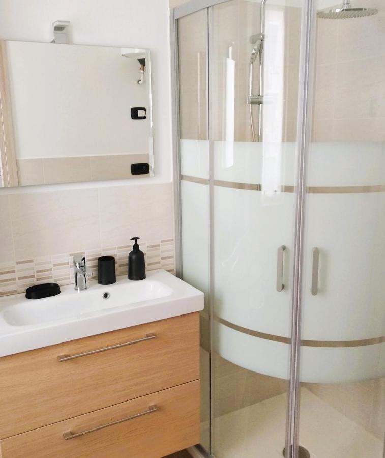 דירות אגראטה בריאנצה La Petite Maison מראה חיצוני תמונה